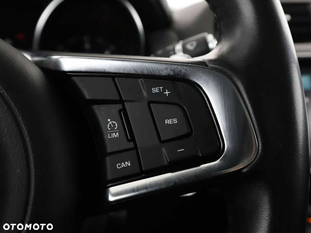 Jaguar XE 20d R-Sport - 31
