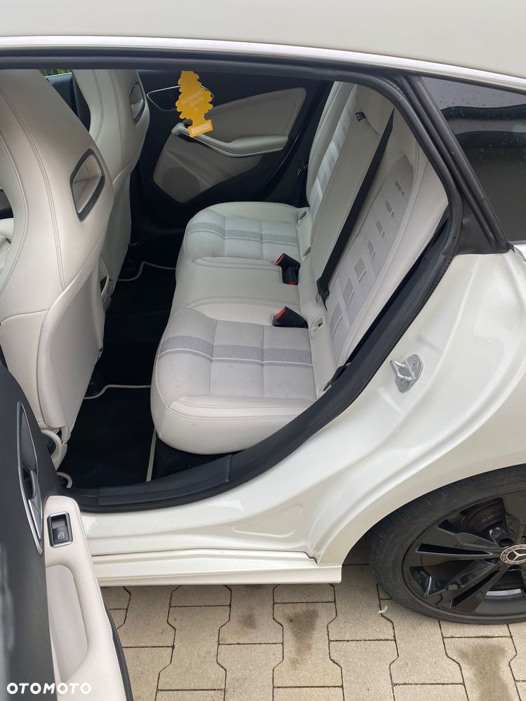Mercedes-Benz CLA 180 7G-DCT - 9
