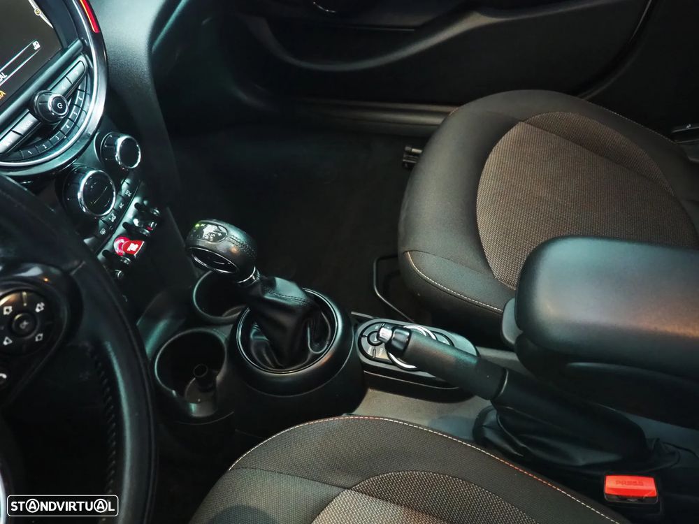 MINI 5 Portas Cooper D Aut. - 25