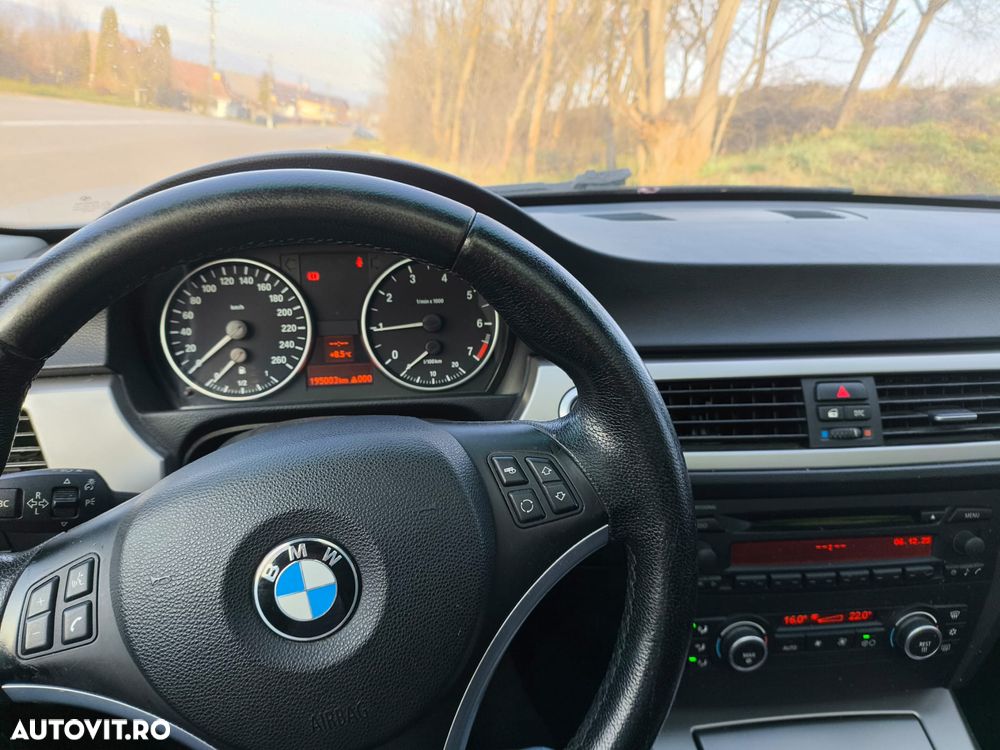 BMW Seria 3 320i Touring - 3