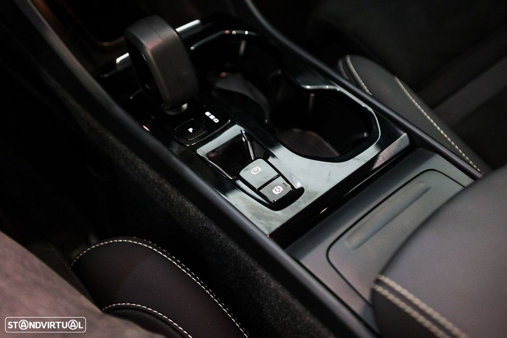 Volvo XC 40 2.0 B3 Plus Dark - 37