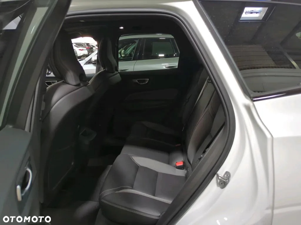 Volvo XC 60 B4 D AWD Plus Dark - 6