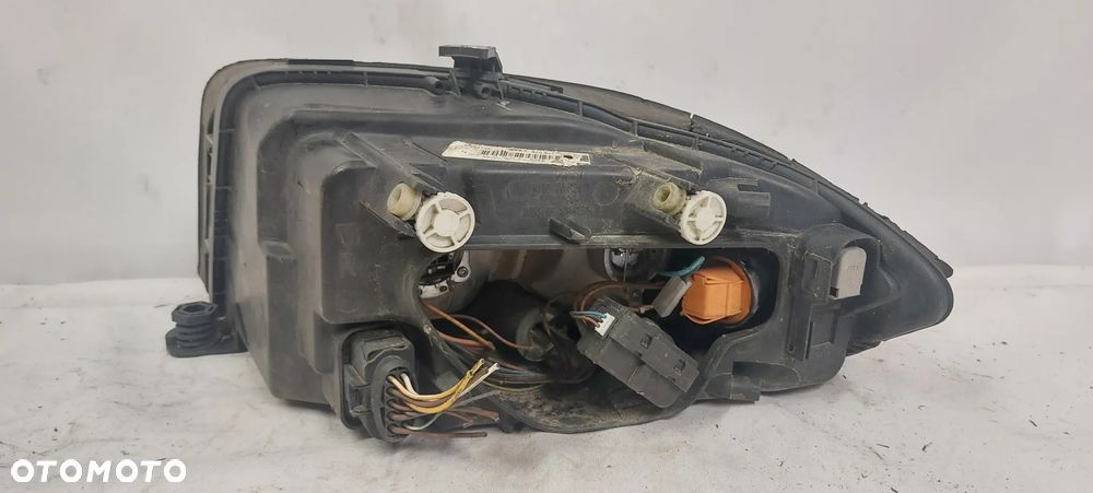 .  PRZOD PRZEDNIA LAMPA PRAWA AUDI A2 - 4