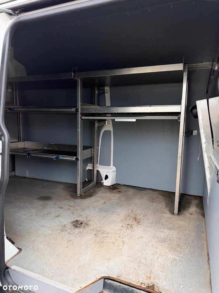 Volkswagen Transporter - 28