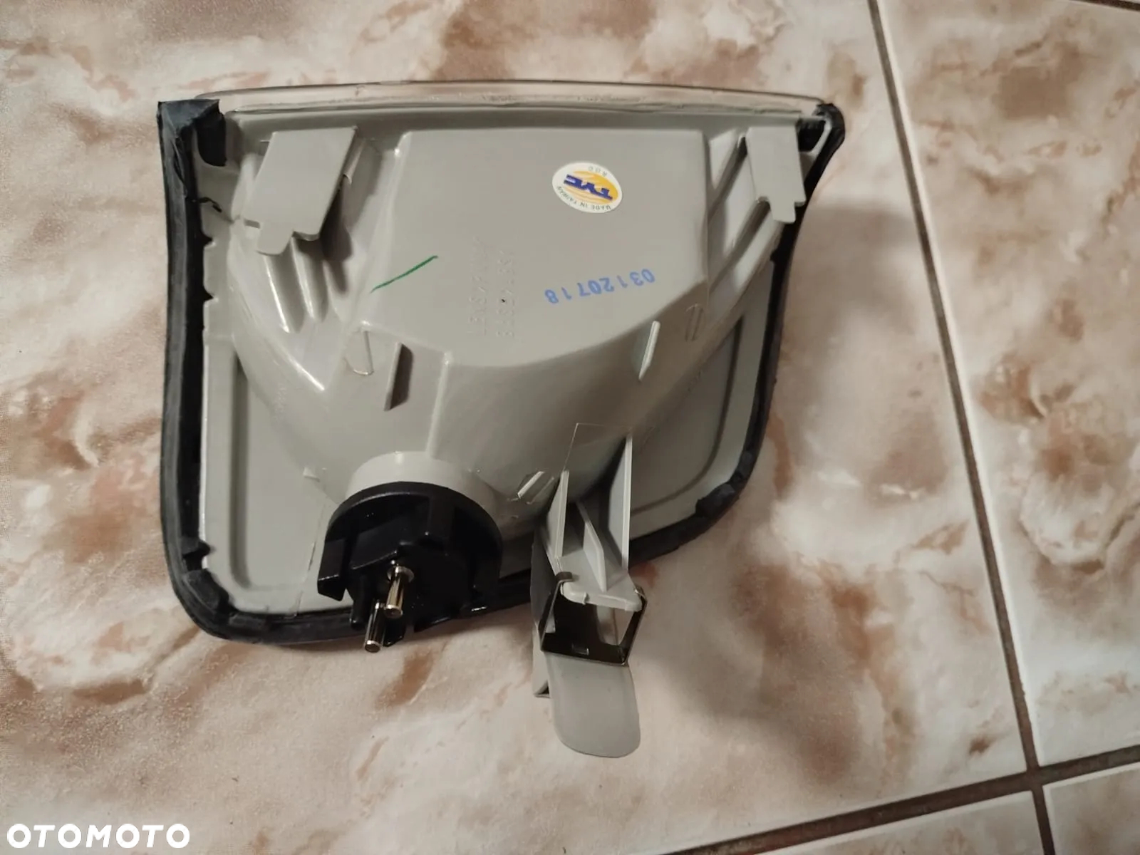 migacz  dymiony  Lampa kierunkowskazu przód lewy (biały MERCEDES E-KLASA W124 09.92-03.98 - 2