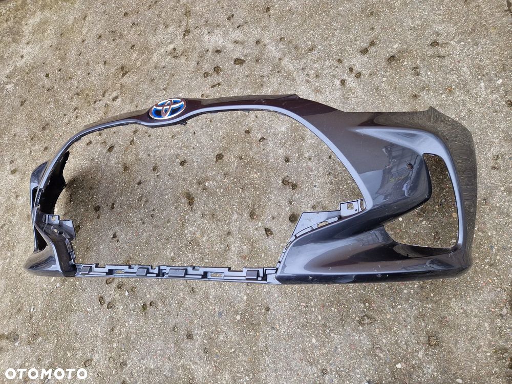 Toyota Yaris 4 IV 20- zderzak przedni znaczek - 1
