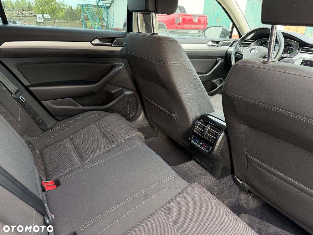 Volkswagen Passat Variant 2.0 TDI SCR DSG Highline - 19