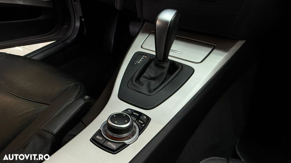 BMW Seria 3 320i Touring Aut. - 24