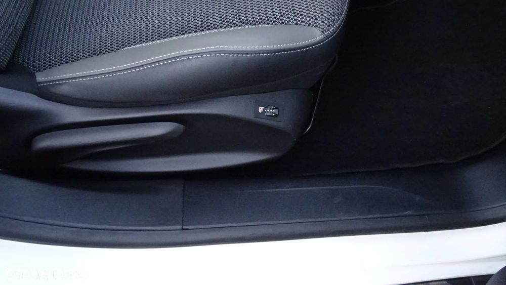 Peugeot 2008 1.2 Pure Tech GPF Allure S&S EAT6 - 20