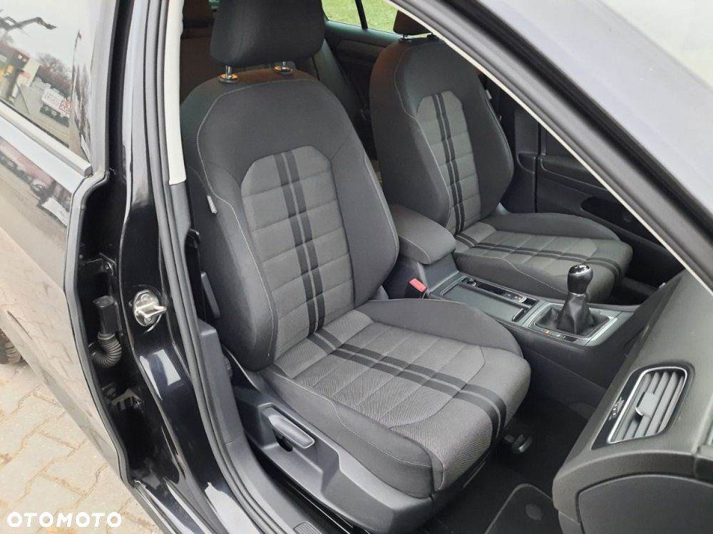 Volkswagen Golf - 22