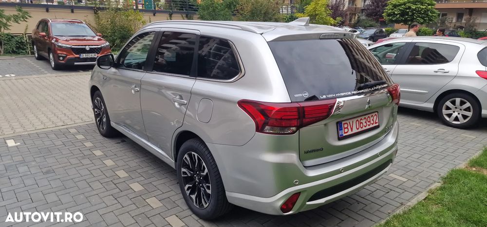 Mitsubishi Outlander 2.0 4WD Plug-In Hybrid Top - 3