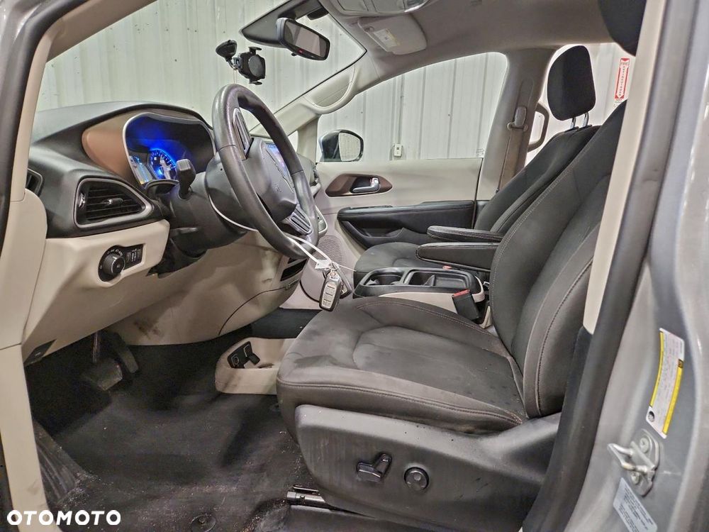 Chrysler Pacifica - 8
