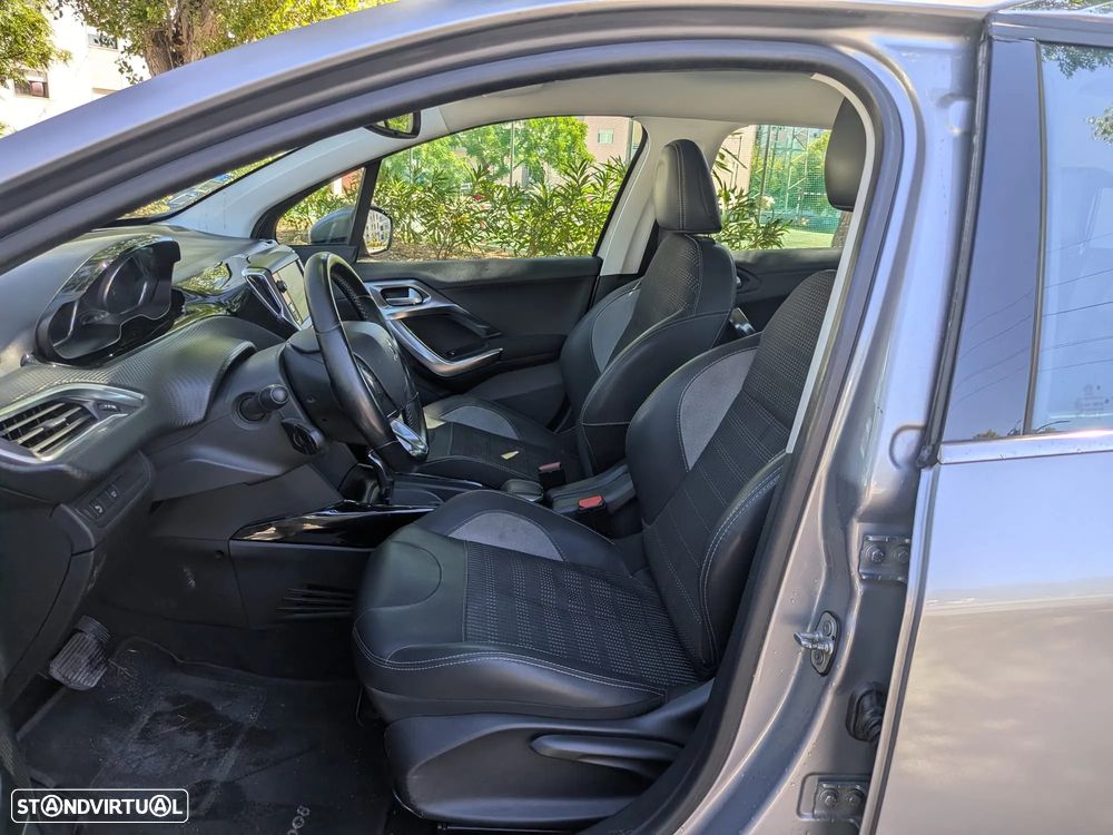 Peugeot 2008 1.2 PureTech Allure EAT6 - 5