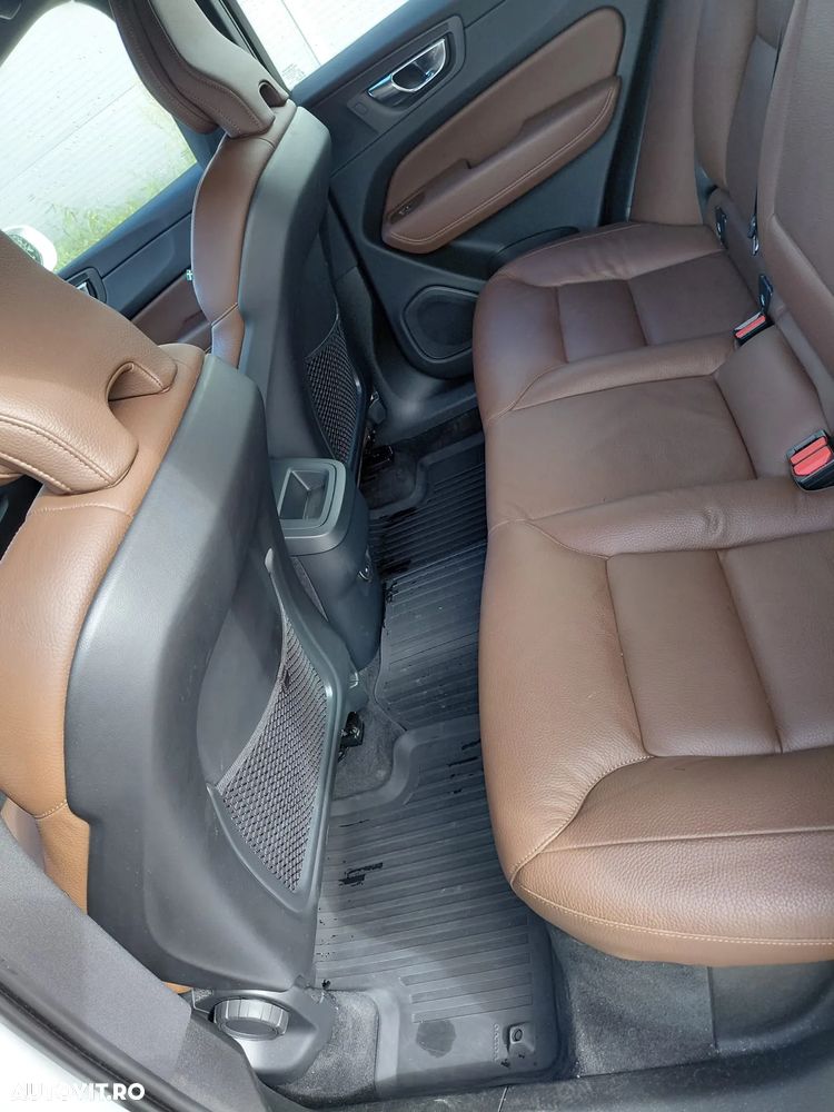 Volvo XC 60 B4 MHEV AT8 AWD Momentum Pro - 5