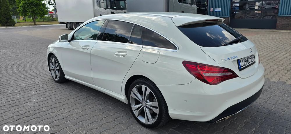 Mercedes-Benz CLA 200 7G-DCT Urban - 4