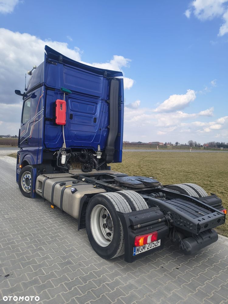 Mercedes-Benz Mega - 4
