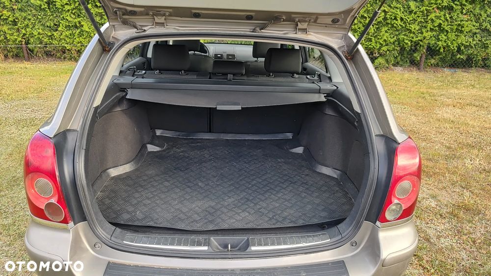 Toyota Avensis 1.6 VVT-i Luna - 21