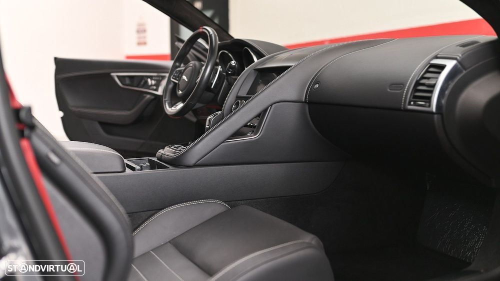 Jaguar F-Type 2.0 i4 Chequered Flag - 46