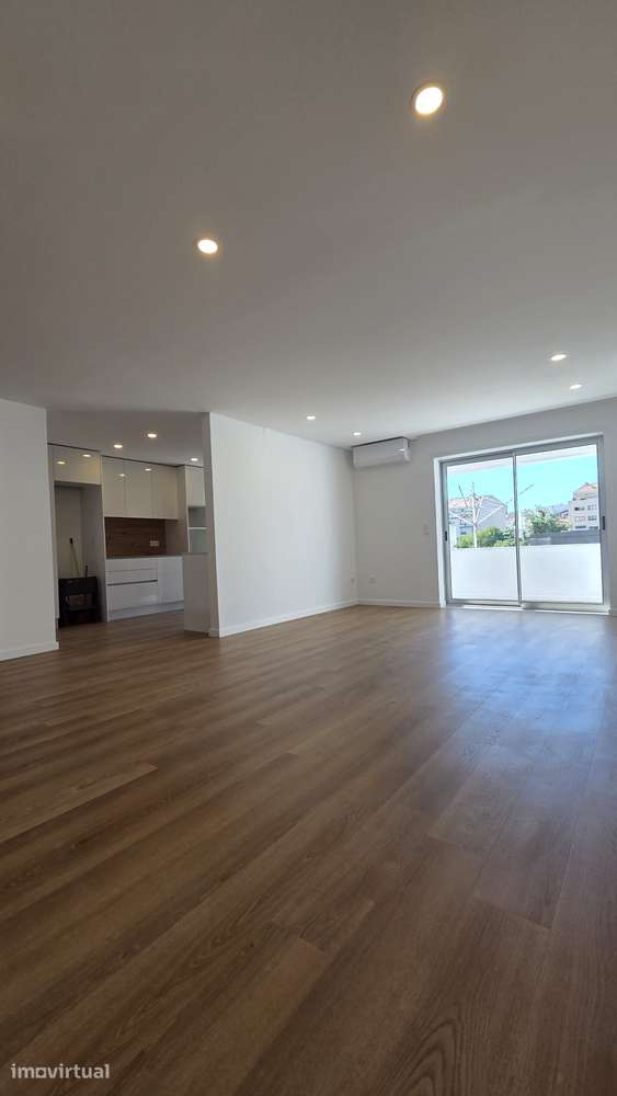 Apartamento T2 com varanda e garagem box no Porto - Grande imagem: 2/18