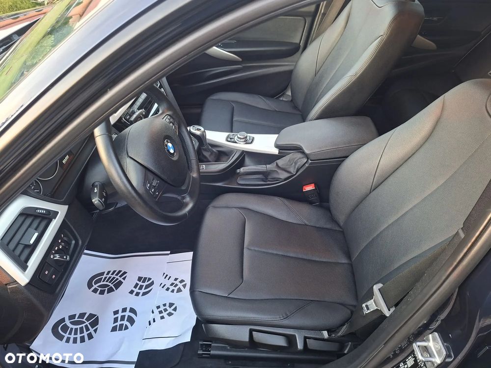 BMW Seria 3 318d Luxury Line - 32