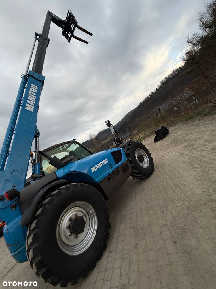 Manitou MT932 Ładowarka Teleskopowa dźwig wózek 9m. UDŹWIG 3,2 tony. Przebieg 2760 MTG jak Nowa z SALONU 2014rok z Norwegii z Gospodarstwa rolnego. Silnik PERKINS 100km. Serwisy w Dekra! Widły i łyżka. Ani deka luzu czy wycieku. OKAZJA! Jazda REWERS + 4 biegi. Skręt 3 tryby. - 30