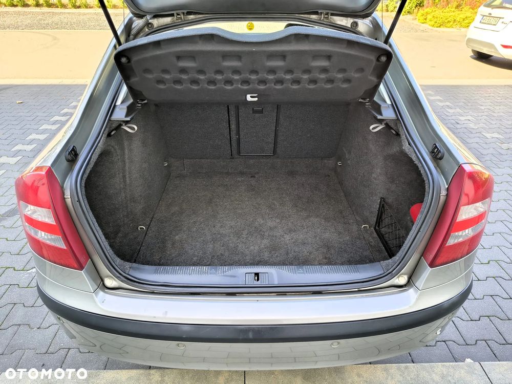 Skoda Octavia 1.6 FSI Ambiente - 14