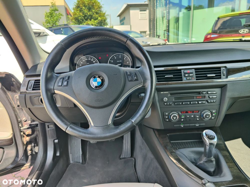 BMW Seria 3 318i Edition Exclusive - 18