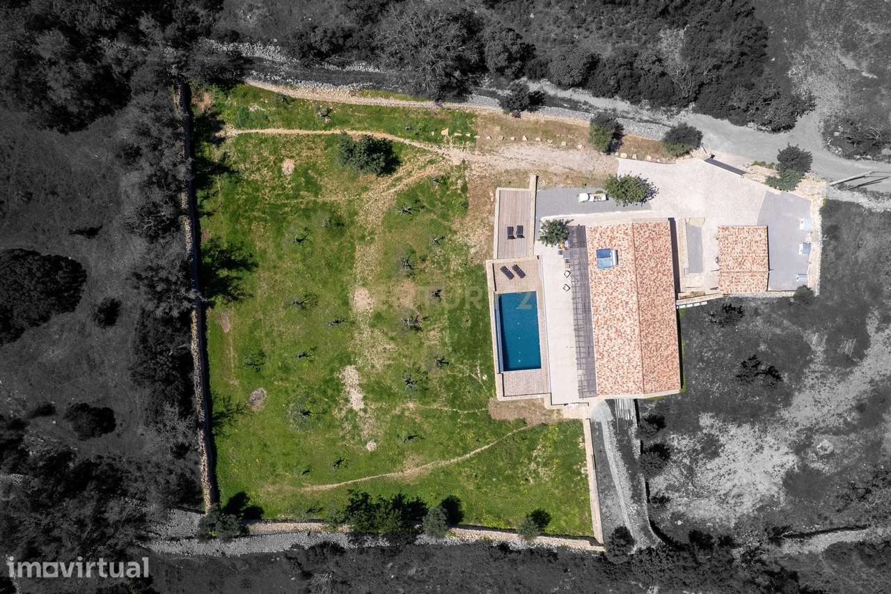 Moradia T3 Térrea de Luxo com Piscina Infinita, Privacidade Total e Am - Grande imagem: 2/23