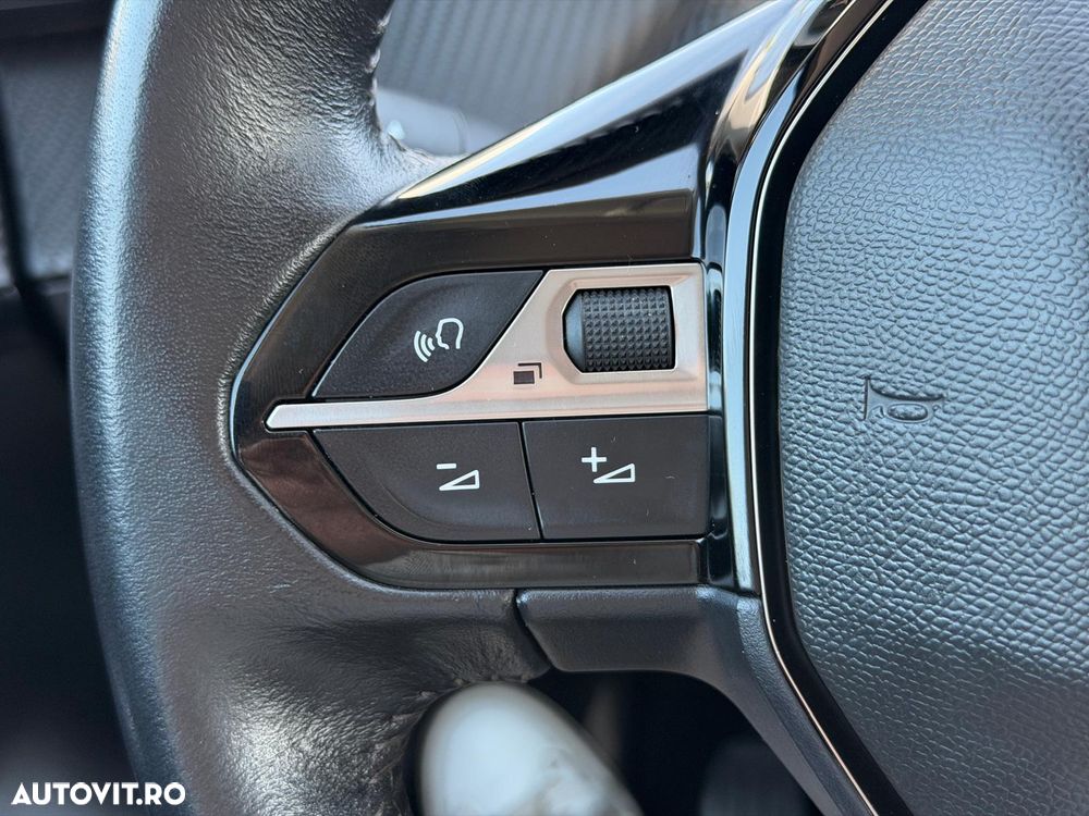 Peugeot 208 1.2 L PureTech STT Allure - 32