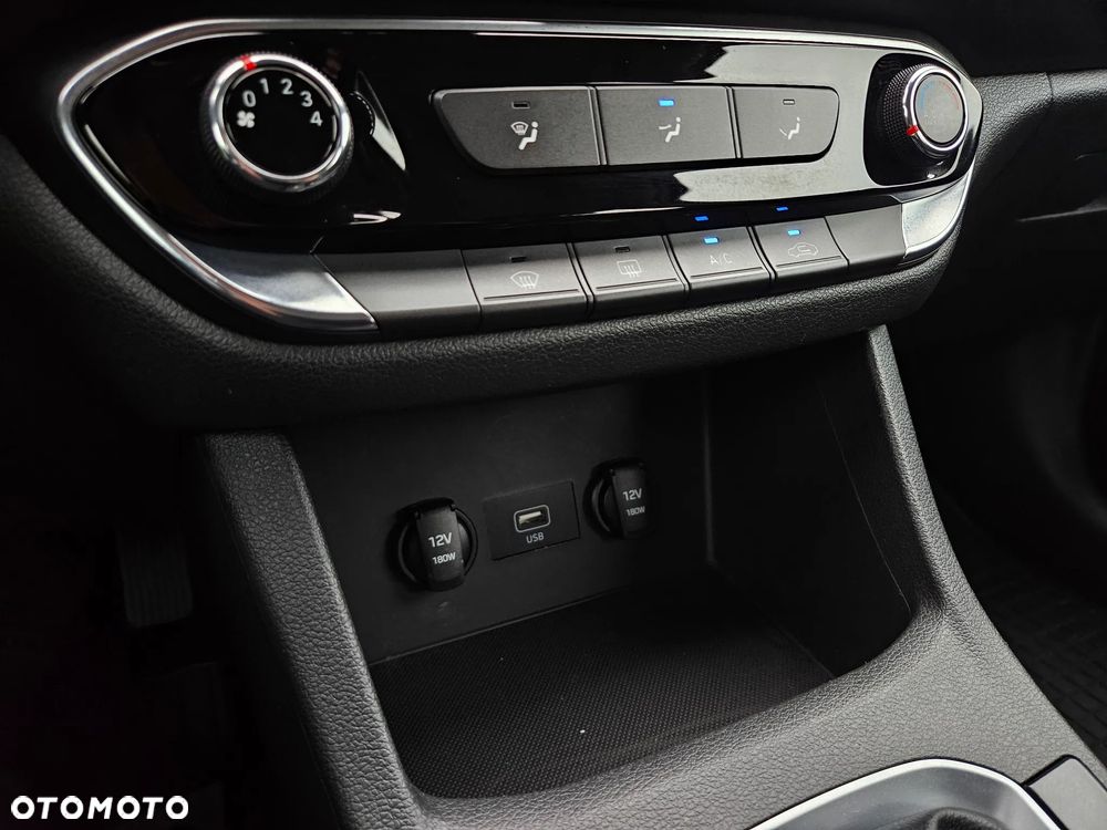 Hyundai i30 1.5 DPI Classic + - 17