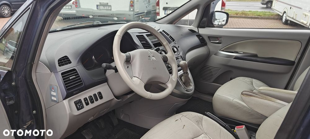 Mitsubishi Grandis 2.4 Intense - 9