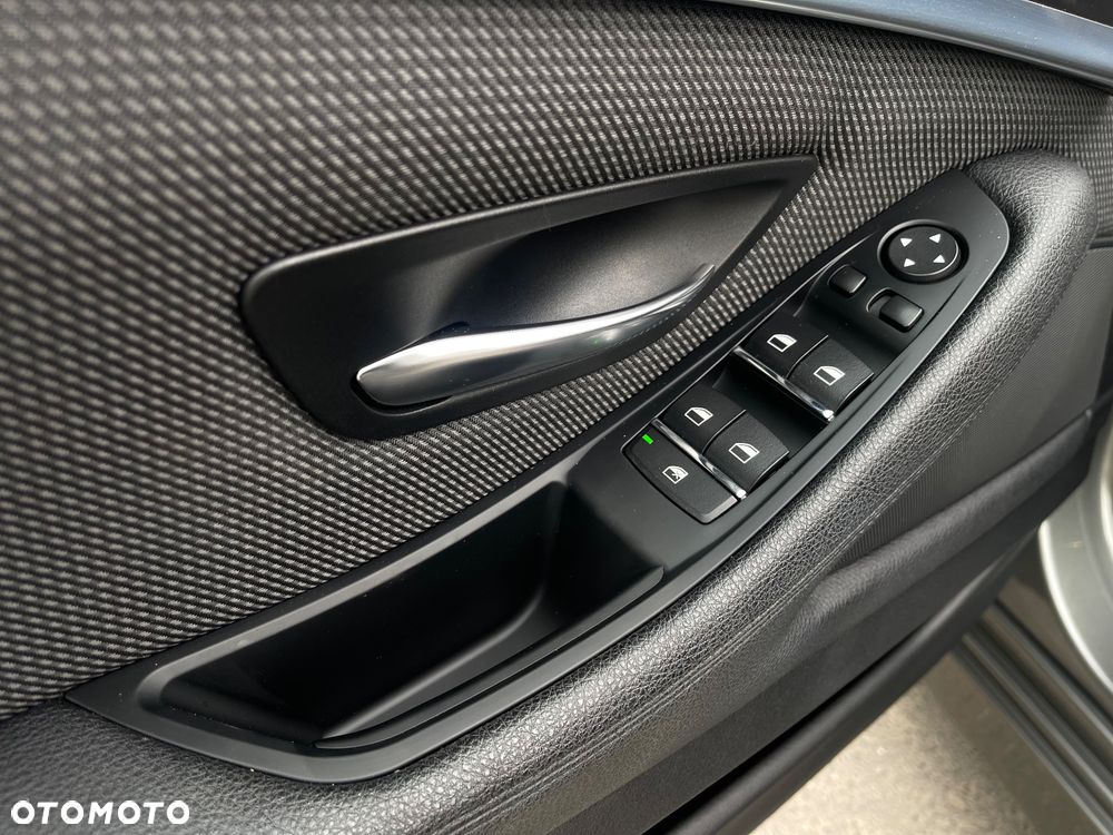 BMW Seria 5 525d Sport-Aut Modern Line - 29