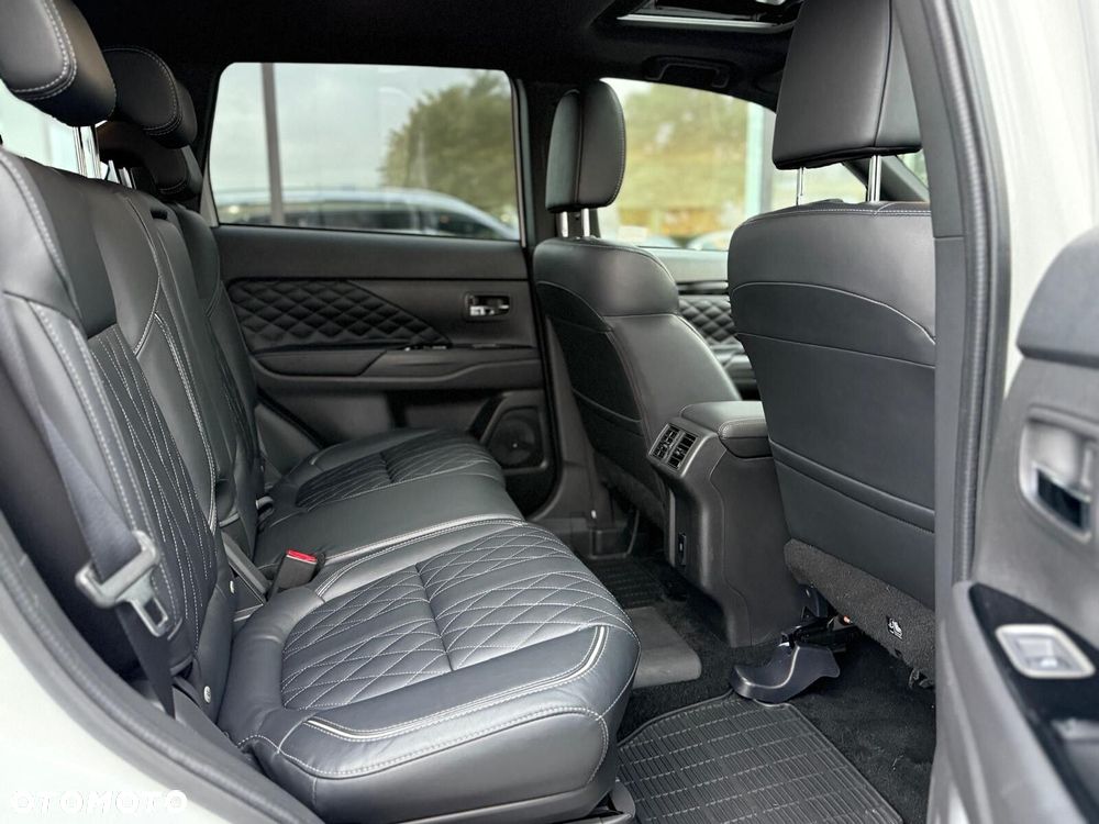 Mitsubishi Outlander PHEV Intense + - 33