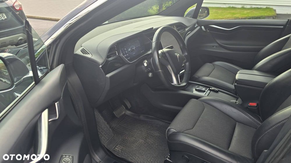 Tesla Model X - 12