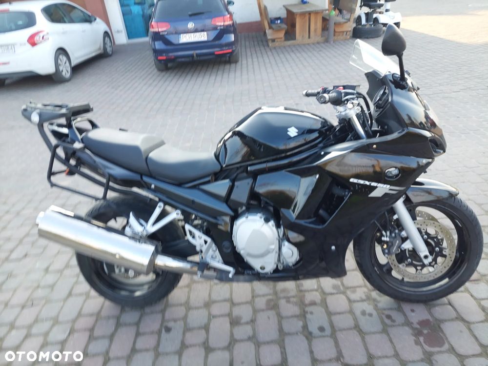 Suzuki GSX - 6