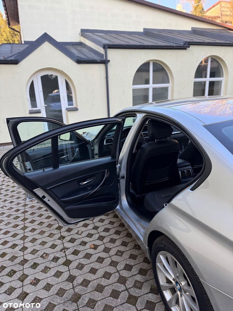 BMW Seria 3 320i xDrive - 13