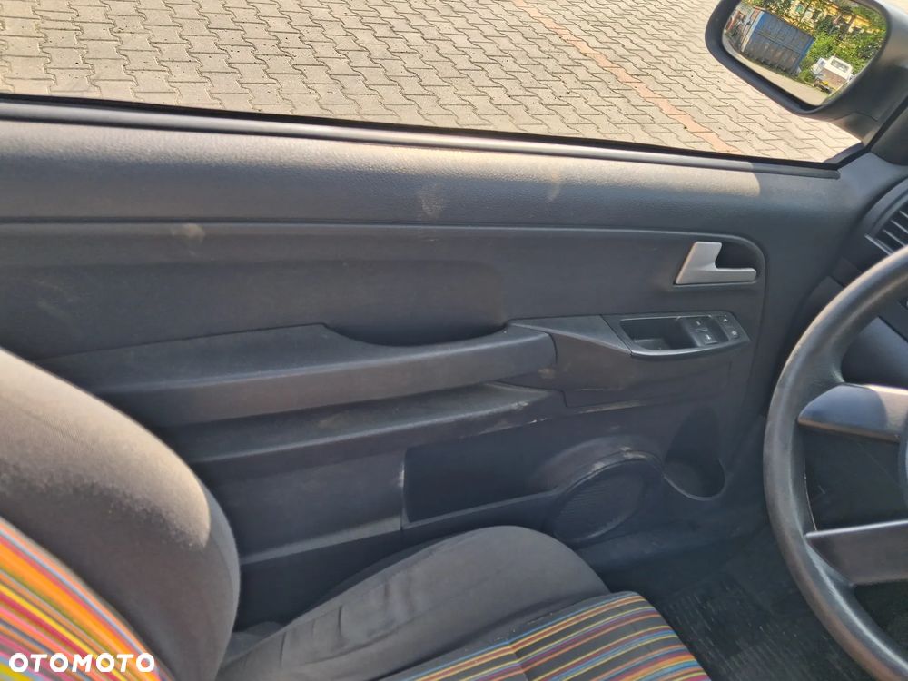 Volkswagen Fox silnik kompletny 1.4 TDI BNM 70KM skrzynia biegów HCS drzwi klapa zderzak błotnik lusterko kolor czarny N2C/BC pompowtrysk turbina dwumasa sprzęgło sterownik moduł przewód rura wiązka maglownica czujnik mcperson zwrotnica piasta zacisk pompa pompka alternator sprężarka klimatyzacji panel szyba boczek fotel kierownica lewarek przepustnica pokrywa osłona nadkole zbiorniczek klema wiązka mechanizm lampa belka sanki zamek schowek zegary manetki NA CZĘŚCI - 14