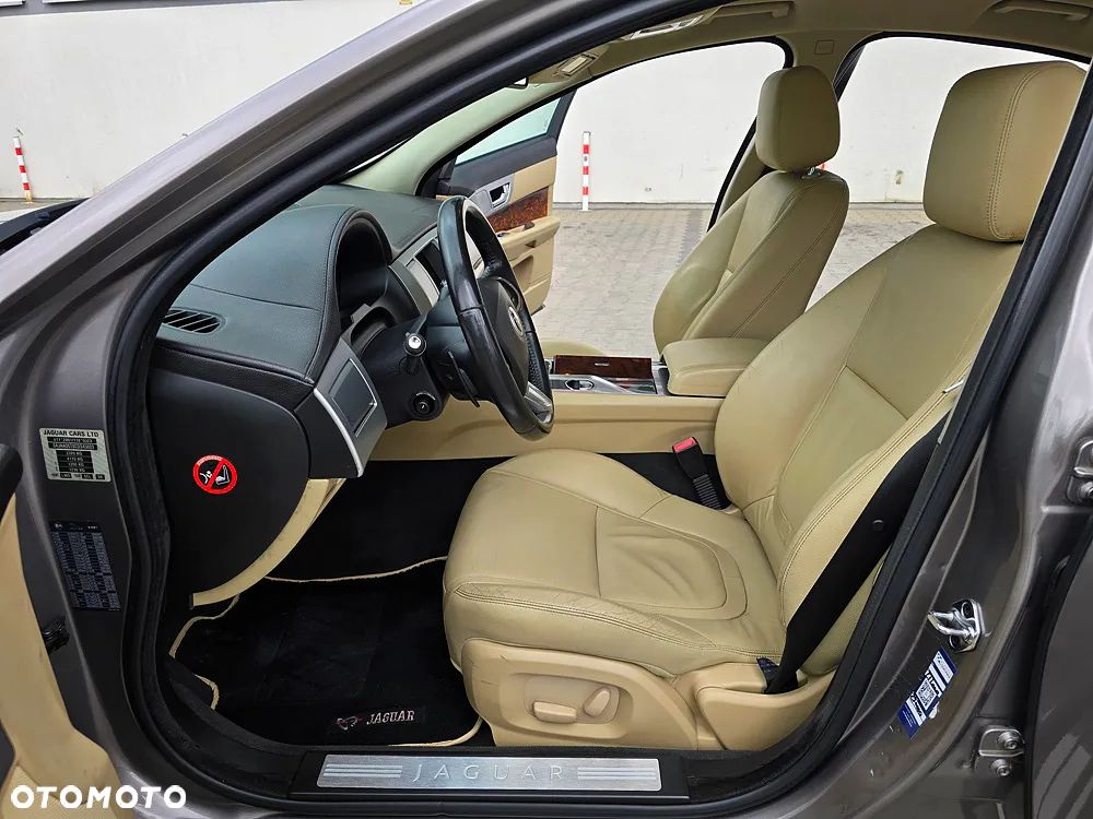 Jaguar XF 2.2 D Premium Luxury - 12