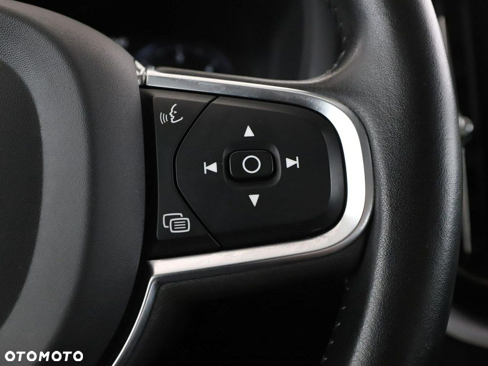 Volvo XC 60 B4 D AWD Momentum - 32