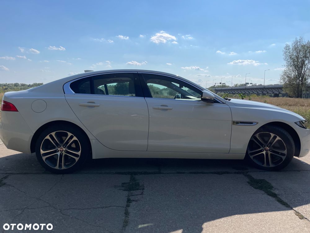 Jaguar XE 2.0 T Prestige - 11
