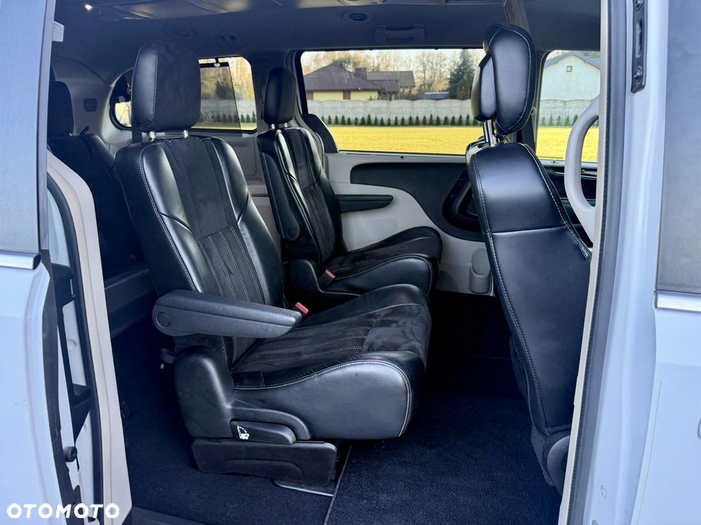 Chrysler Town & Country 3.6 Limited - 22
