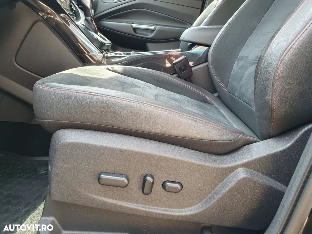 Ford Kuga 2.0 TDCi 4WD Powershift ST-Line - 31