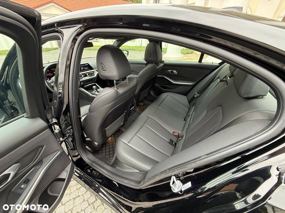 BMW Seria 3 330i xDrive - 11