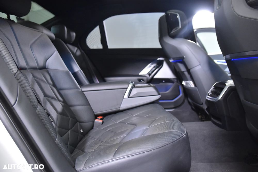 BMW Seria 7 740d xDrive MHEV - 13