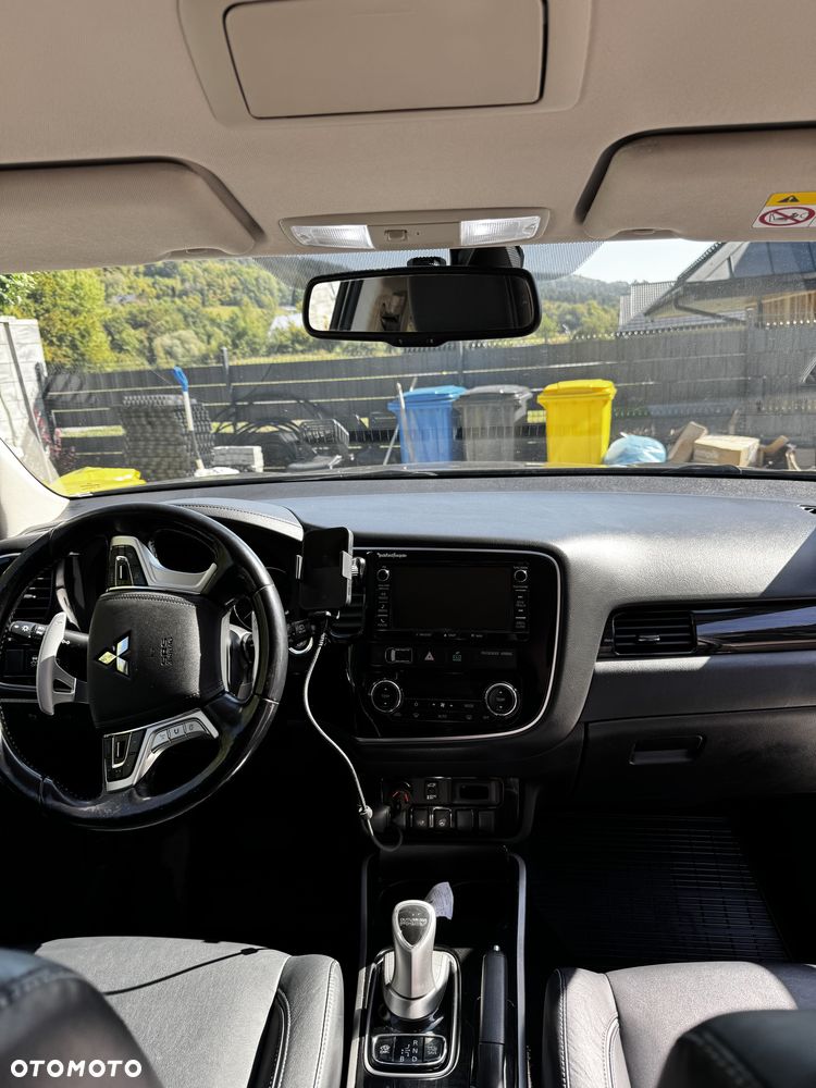 Mitsubishi Outlander Instyle NAVI + - 17