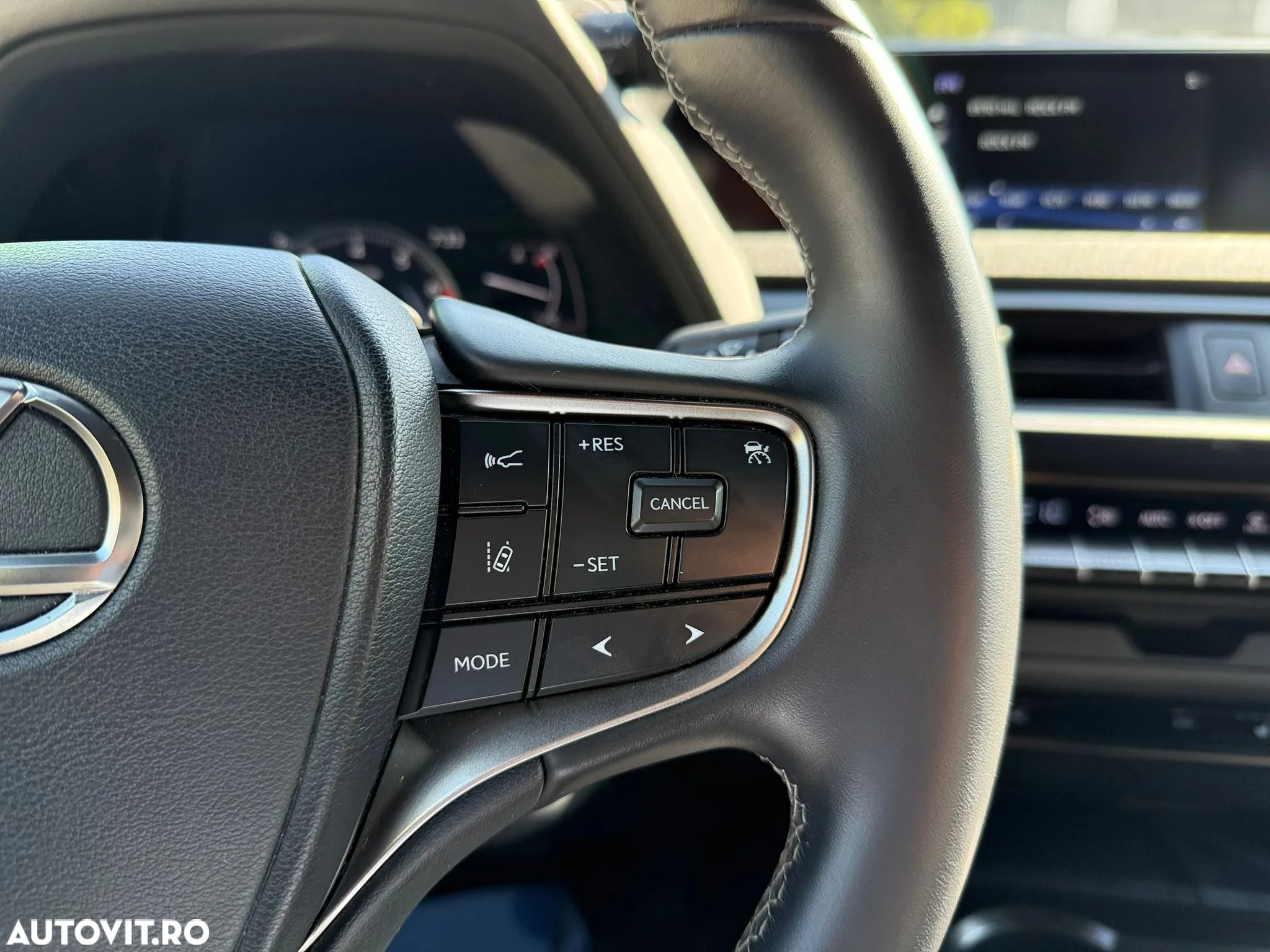 Lexus UX 250h 2.0L HEV 20H- (178 HP) 4X2 CVT Executive - 11