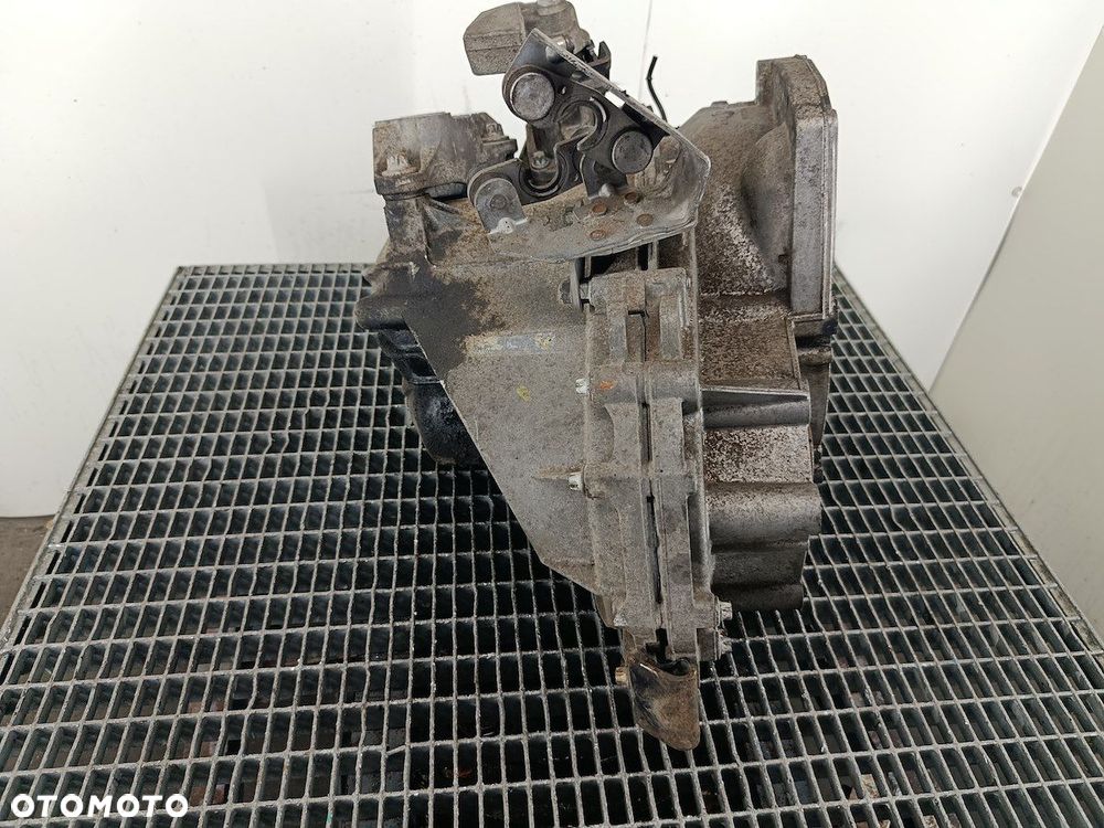 SKRZYNIA BIEGÓW MANUALNA 6 OPEL SIGNUM F40 1.9 CDTI - 2