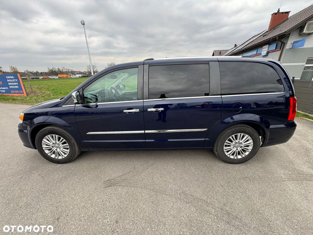 Chrysler Town & Country - 8