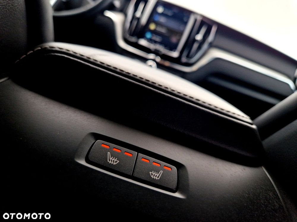 Volvo XC 60 B4 D Plus Dark - 16