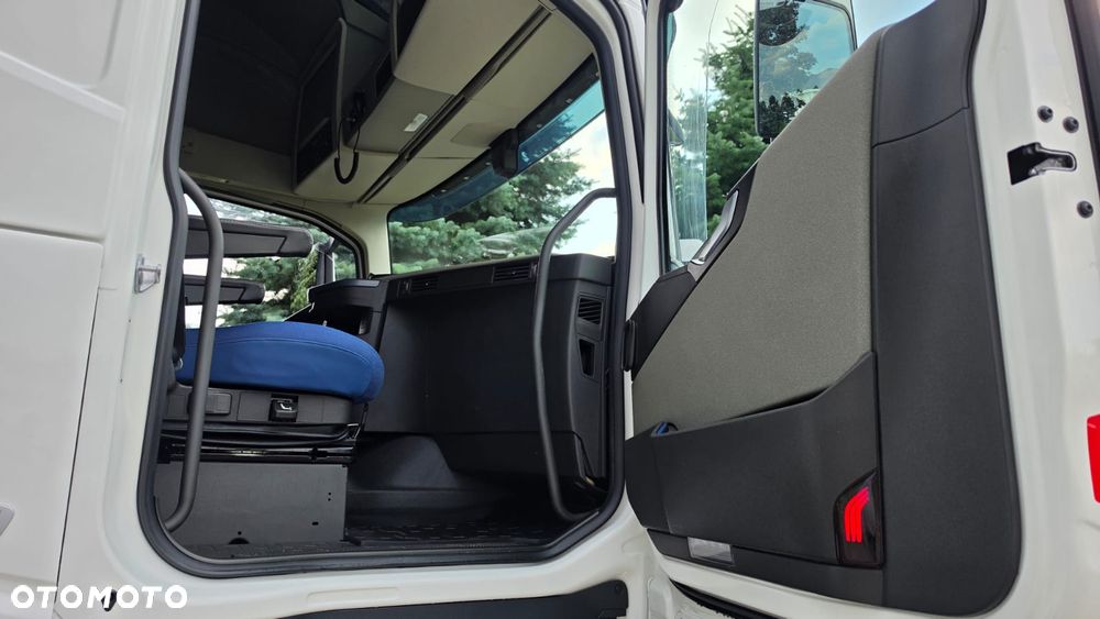 Volvo ///FH///500///2023/// GLOBETROTTER///XXL///FULLLED/// VIRTUAL COCPIT///KLIMATYZACJA POSTOJOWA///ALUFELGI///RADARY/// KAMERA///WYŚWIETLACZ OBCIĄŻENIA/// ZABUDOWY MIĘDZYOSIOWE/// STAN BARDZO DOBRY - 23